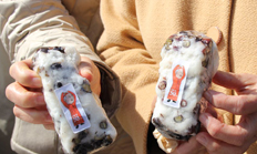 ‘정진석 추기경떡’을 든 신자들