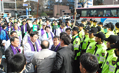 공권력에 십자가 행진 가로막혀