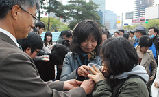 보신각 앞서 고난함께 부활절 예배 개최