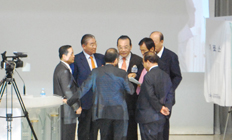 지도자들과 회의하는 김용호 직무대행