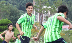 아이들과 축구 즐기는 이동국 선수