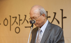 기도하는 한신대 황성규 명예교수