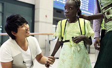 가수 이승철, 아프리카 결연아동과 재회