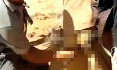 카다피 학대…시민군에 의해 피투성이돼