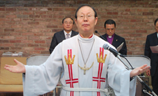 성찬식을 집례하는 루터회 엄현섭 총회장