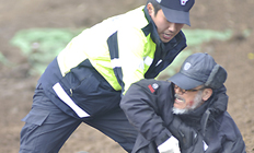 구럼비에 드러누운 사제…경찰에 연행