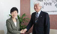 박근혜 후보, 교회협 김영주 총무 방문