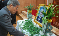 은곡에 헌화하는 안재웅 YMCA 이사장