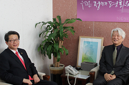 류길재 통일부 장관, NCCK 총무실 방문
