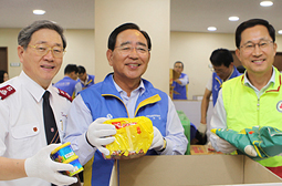 구세군, 쪽방촌 찾아 추석맞이 선물상자를 전달 