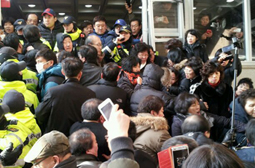 새해 첫 주일에 몸싸움 벌이는 제자교회 교인들