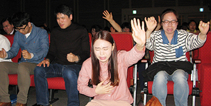 세월호에 갇힌 학생들 위해 안산 교인들 두손 모아