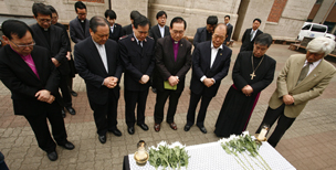 NCCK 교단장, 세월호 침몰사고 희생자 위해 헌화