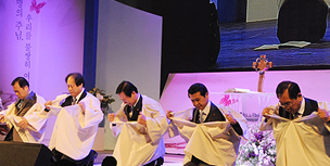 부활절 예배…가슴치며 통곡한 세리의 기도로 시작