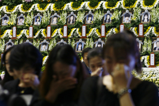 안산 단원고 희생자 임시 합동분향소, 추모객 발길 줄이어