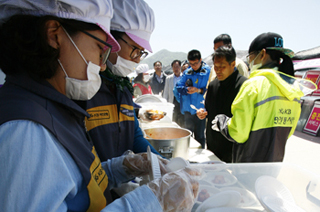 [팽목한 현장 사진] 봉사하는 손길