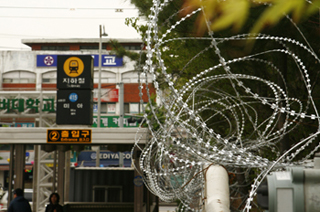 ‘요새’로 변한 강북제일교회…시설물 곳곳 철조망