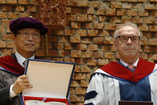 몰트만 박사. 장신대서 명예신학 박사학위 수여