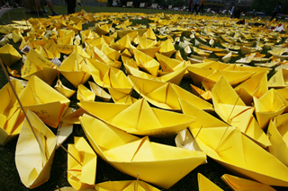 세월호 추모 종이배로 뒤덮인 시청 광장