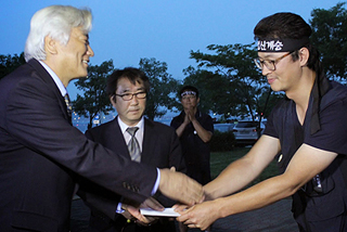 NCCK 인권센터, 삼성전자서비스 노조에 성금 전달