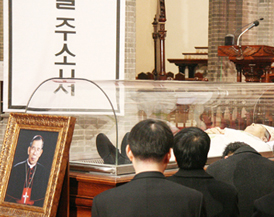 故 김수환 추기경 명동성당에 안치돼