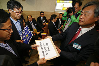 평양노회 현장서 전병욱 목사 면직 촉구 시위 벌어져