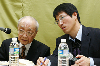 신학생들에게 질문 받는 아라이 사사구 교수