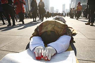 [포토] 경찰에 가로막힌 오체투지 행진단