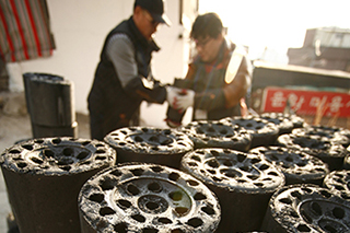 자원봉사그룹 <광화문 연가>, 연탄 통해 온정 전달