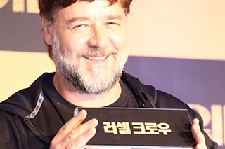 [포토] 익살스런 포즈의 러셀 크로우