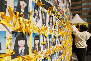 [포토] 새 학기 다가오자 노란 리본 발걸음 이어져