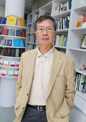 ▲길희성 교수는 『아직도 교회 다니십니까?』에 이어 『신앙과 이성 사이에서』에서는 신앙과 이성 사이가 낳는 이분법적 구도를 넘어서려는 시도를 했다. 그는 특히 그리스도교의 초자연주의 신관과 현대문명을 지배하는 자연주의적 무신론을 극복하는 대안으로 '자연적 초자연주의'를 주창했다고 말했다.