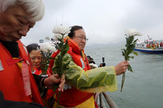 [포토] 세월호 침몰 현장에서의 선상 기도회