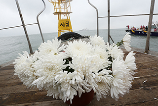 [포토] 세월호 참사 희생자를 기리는 헌화