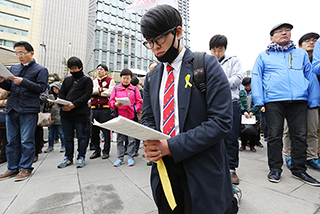 [포토] 무릎 꿇은 신학생 