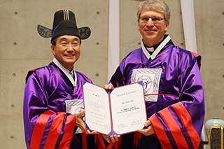 한신대, 트베이트 WCC 총무에 명예박사 학위 수여