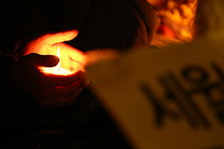 [포토] 촛불을 앞에 둔 기도