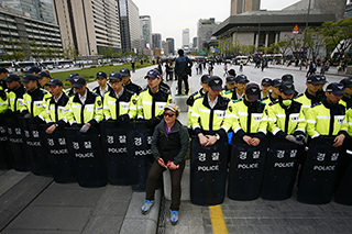 [포토] 경찰차벽, 그러나 시민에게 무너져