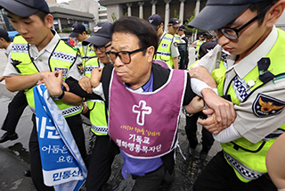 미군 탄저균 밀반입 항의 시국기도회 중 참석자 연행