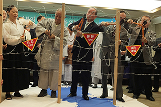 [포토] 남북화해를 염원하는 종교인 퍼포먼스