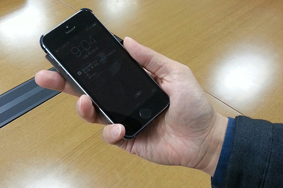 ▲단지 도구에 불과한 내 손 안에 있는 핸드폰 같은 것이 어느새 나 자신을 규정하는 목적이 된다. 주객의 전도다.