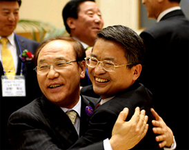 얼싸안은 통합-기장 