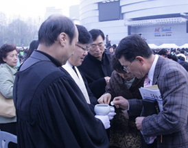 부활절 아침에 치러진 성만찬 예전