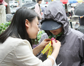 조계사 앞, 연꽃을 달아주는 불자
