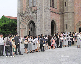 성당에 모인 추모마음들 