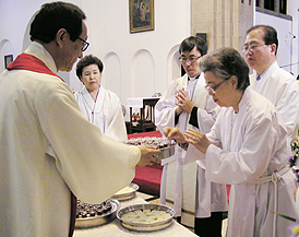 서울주교좌성당서 성만찬 집례하는 박종화 목사