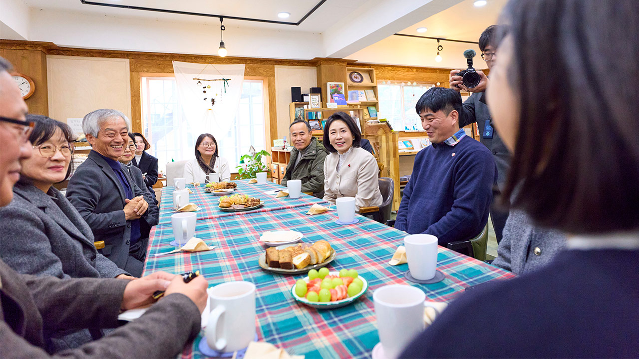 김혜경 여사, 농촌 재건 사례로 꼽히는 충북 청주 쌍샘자연교회 방문