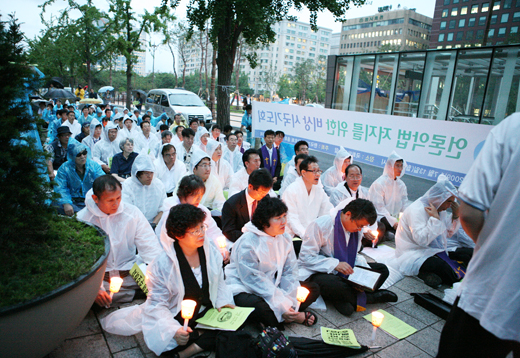 기장인들 한 손엔 촛불을 한 손엔 성경을 들다