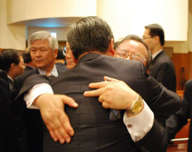 당선 직후 뜨겁게 포옹을 나누는 김정서 목사