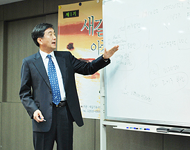 교회일치운동 설명하는 채수일 총장